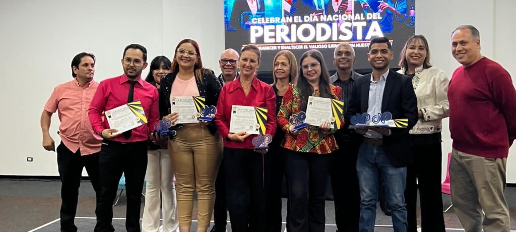 #26Jun | #Lara | Laura Ávalos de Fama 98.1 FM recibe Premio "Ramón Orellana"