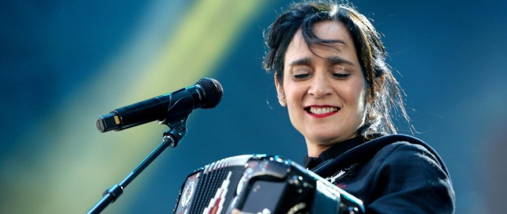#02Jul | #Entretenimiento | Julieta Venegas fue premiada en España por su compromiso social