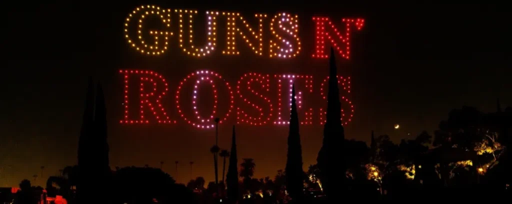 #30Nov | #Entretenimiento | Los Guns N' Roses iluminaron el cielo de Los Ángeles con 500 drones