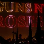 #30Nov | #Entretenimiento | Los Guns N' Roses iluminaron el cielo de Los Ángeles con 500 drones